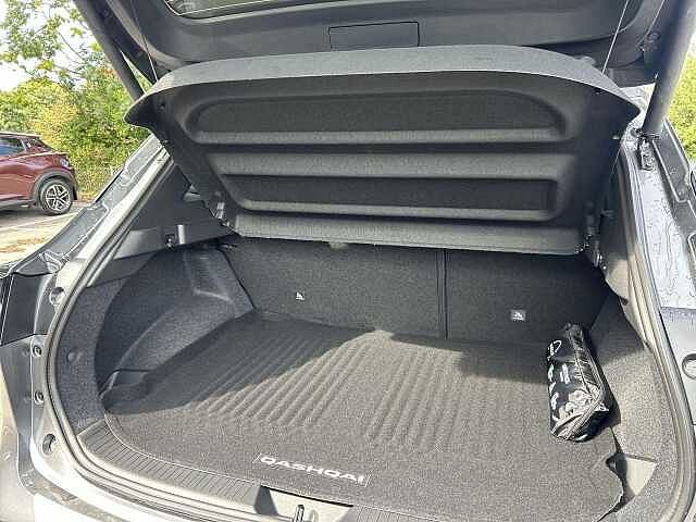 Nissan Qashqai 1.3 DIG-T MHEV Tekna SUV 5dr Petrol Hybrid Manual Euro 6 (s/s) (140 ps)